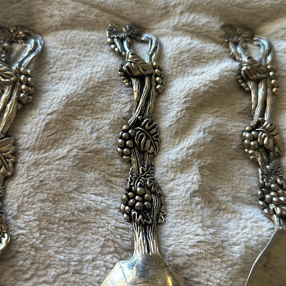 Set of 3 Vintage Silver Plate Vineyard Grape Leaves Salad Set / Spoon Fork Cake. - Picture 12 of 15